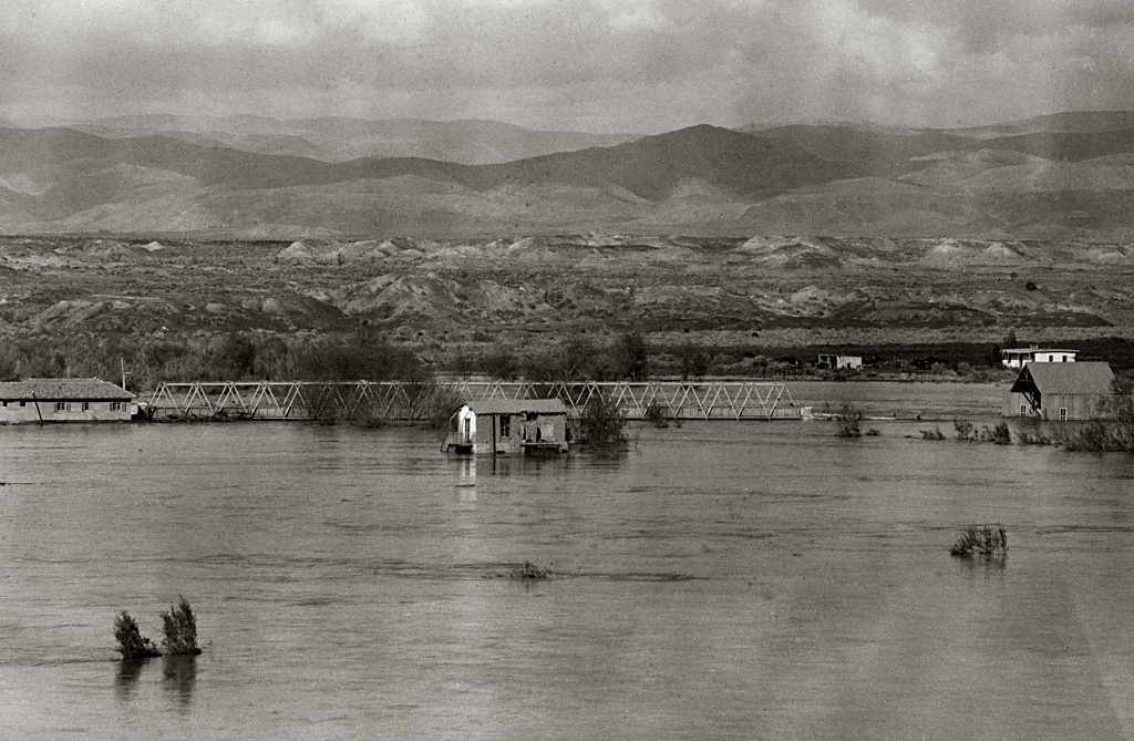 上图：1935年2月耶利哥附近艾伦比桥（Allenby Bridge）的约旦河宽阔河面，水面已经接近艾伦比桥面，印证了「约旦河水在收割的日子涨过两岸」（书三15）。由于两岸的过度抽取，现代约旦河的河面已经大大变窄。根据2010年耶路撒冷邮报的报道，约旦河的年水量只有100年前的3%：20世纪初的年流量是13亿立方米，现在的年流量只有3千万立方米。