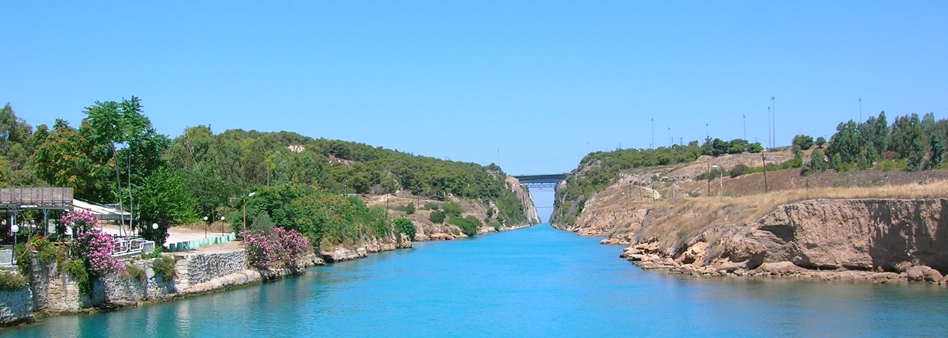 上图：哥林多运河（Corinth Canal）是横穿希腊哥林多地峡的运河，建于1893年，共长6.3公里，连接东部的塞隆尼海湾（Saronic Gulf）与西部哥林多湾（Gulf of Corinth ），船只可以不必多航行400公里、绕过伯罗奔尼撒半岛。